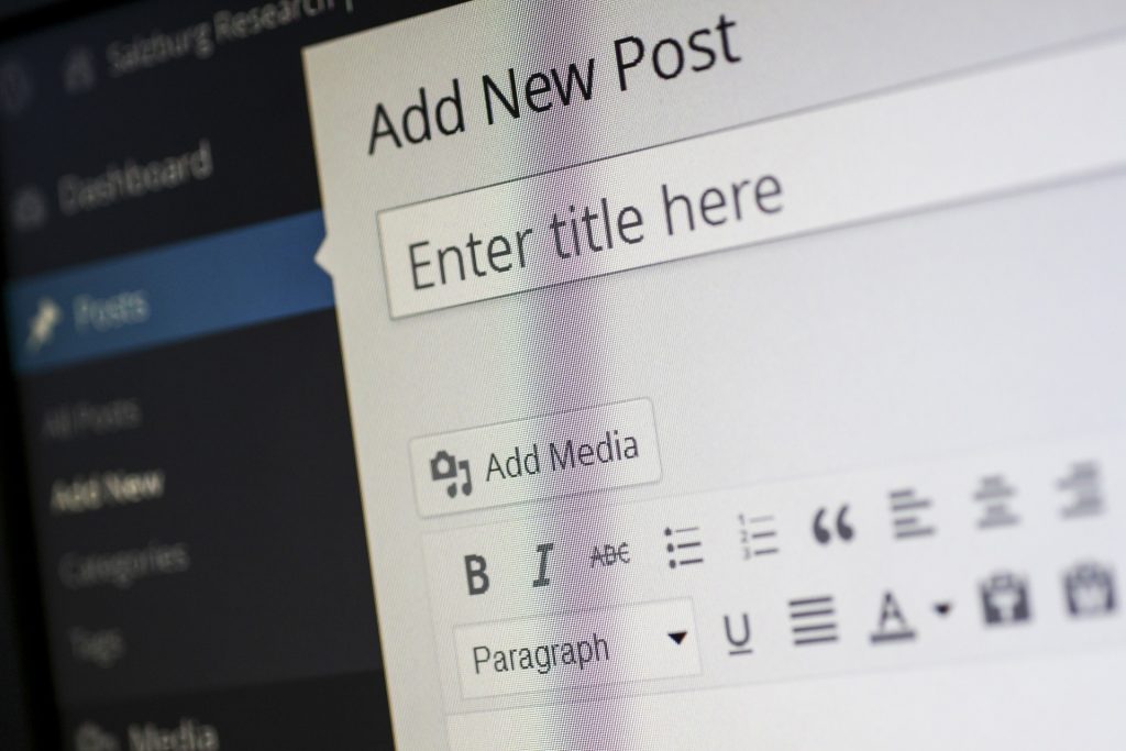 Interface de création d’un article de blog sur WordPress, mettant en avant le champ de saisie pour rédiger un titre SEO percutant.