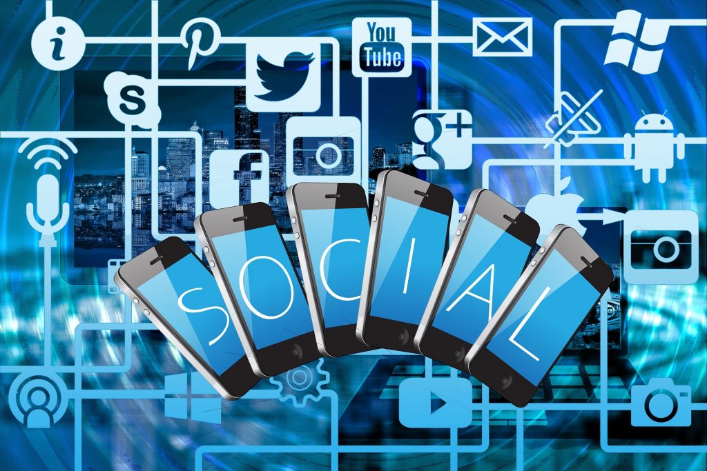 Illustration numérique représentant des icônes de réseaux sociaux et des smartphones formant le mot "SOCIAL", symbolisant l’impact des réseaux sociaux sur le référencement d’un site web.