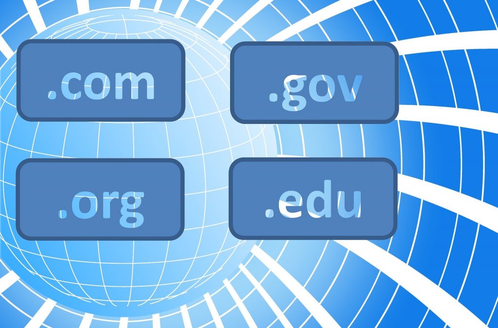 Illustration représentant différents types de nom de domaine (.com, .org, .gov, .edu) sur un fond numérique bleu, symbolisant le choix stratégique d’une extension lors de la création d’un site web.