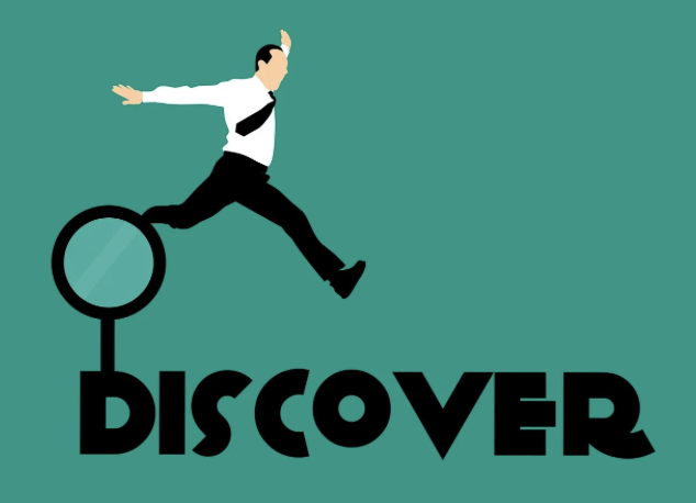 Illustration d’un homme en costume sautant au-dessus du mot DISCOVER pour Google Discover, dont la lettre D est représentée par une loupe, symbolisant la recherche et la découverte de contenus.