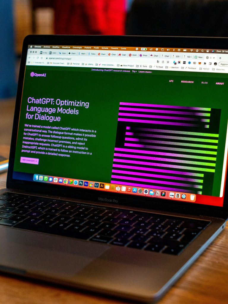 Ordinateur portable affichant la page d’accueil de ChatGPT sur le site d’OpenAI, illustrant l’utilisation croissante des outils d’intelligence artificielle pour créer du contenu généré par l'IA